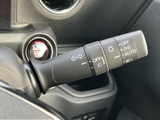 操作しやすい位置に配置されたウインカーレバー。スムーズな操作で、安全な車線変更をサポートします。