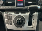 オートマチックシフトレバーは、手になじみ操作しやすい形状で安全運転にもつながります♪