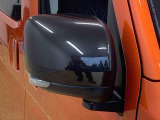 見た目が大事!な外装はぴかっとキレイに磨いており、経年のくすみもよみがえっております。ヘッドライトやドア周辺を磨く際にはマスキングテープを使用して保護しながら丁寧に作業をしております。