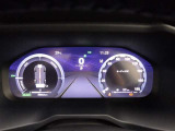 とっても見やすいメーターです。夜間時はラグジュアリーな気分にさせてくれる照明が魅力ですので、夜のドライブも楽しみになりますよ♪