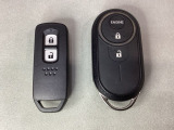 スマートキーを装備しています。鍵を差し込むことなくドアロックの開け閉めと、スタートボタン操作でのエンジンスタートができます。加えて、純正リモコンエンジンスターター用の操作キーもついています。