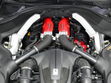 3855cc V8ターボエンジンが620馬力を発揮し、街中での優雅な移動から高速道路での伸びやかな加速まで幅広く対応。