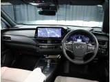 デザインもよく、居心地のよい運転席ですね。分かりやすいスイッチ類ですから操作もしやすく運転をサポートします。
