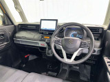 運転席まわりです。 各操作スイッチは使いやすい位置に配置されてます。