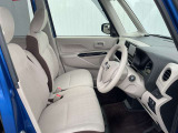 運転席まわりです。実際に座ってみて、乗り心地を体験してみてください,視界も良好です