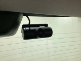 後方にもドライブレコーダーのカメラが付いています。前後両方でお車の周りを監視・記録いたします。