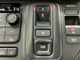 わずかな力で操作可能なボタン式シフト、ECONスイッチ、電動パーキングブレーキ、信号待ちや渋滞時などブレーキを踏み続ける場合に比べて足腰の疲労が軽減されるオートブレーキホールド付きです!
