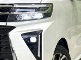【LEDヘッドライト】悪天候や夜間走行時も良好な視界を確保し安心して運転できる高輝度LEDヘッドライトを装備!点灯速度が早く、消費電力も抑えられています。
