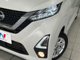 【LEDヘッドライト】悪天候や夜間走行時も良好な視界を確保し安心して運転できる高輝度LEDヘッドライトを装備!点灯速度が早く、消費電力も抑えられています。