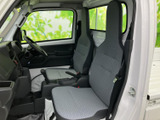 運転しやすい視界と、操作しやすい配置が特徴です。快適なドライビングをサポートする、機能的な空間です。