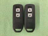 スマートキーを装備しています。鍵を差し込むことなくドアロックの開け閉めと、スタートボタン操作でのエンジンスタートができます。スペアキーも同じものを用意しております。