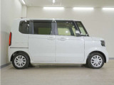 リアには左右スライドドアを採用。狭い駐車場でも開閉しやすく、強風の日でもドアが煽られにくくなっております。小さなお子さまやご年配の方も安心して乗り降りできます。