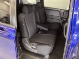 2列目シートは背もたれの角度調節ができるベンチシートになっております。長距離運転になってもゆったりとできるように、アームレストがついてます。
