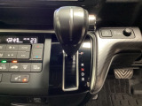 CVT車のセレクトレバーです。低速から高速まで、変速ショックのないスムーズな走りを実現するとともに、エンジン効率のよい領域を維持することで燃費にも貢献します。