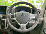 握りやすいステアリングは、運転の楽しさを向上させます。操作性にも優れ、快適なドライビングをサポートします。