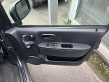 運転席ドアの内張りになります!ドリンクホルダーも装備されています!
