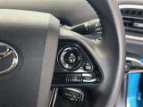 前方の車との車間を設定し、スピードを上げたり緩めたりを自動で行ってくれる追尾式の「レーダークルーズ」。上級装備の一つです!高級車にしかつかない嬉しい機能です。