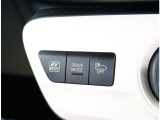 『1台』のお車に対して、3名体制で日々議論を重ね仕入れを行っております。