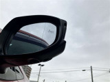 隣車線を走る車両をレーダーで検知し、ドアミラーでは確認しにくい後側方エリアに存在する車両に加え、急接近してくる車両も検知します。車両を検知するとドアミラーに搭載されたLEDインジケーターが点灯します。