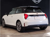 MINIのフロントグリルのデザインはイギリスで生まれた当初から、シルバーのサイドバーが折り重なった伝統的なデザインで御座います。その伝統はBMWのお車になってからでも少しずつ形を変えて守られております