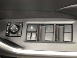 パワーウィンドのスイッチです。運転席に座りながら、助手席や後席の窓を開け閉めできるので大変便利ですよ。