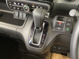 シフトはインパネシフト、パーキングブレーキは電子制御なので運転席と助手席の間はすっきりしています。