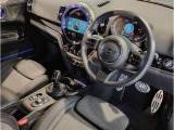 MINIの内装はとにかく『円』に拘ったデザインコンセプトが一目で伝わってきます。これほど円形に拘った車は他に御座いません。伝統のデザイン、トグルスイッチなど遊び心のある内装で御座います。