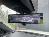 【インテリジェントルームミラー】です。車両後方のカメラ映像がミラー(液晶画面)に写るので、後席の人や荷物が写りこみません。夜間や悪天候でも視界が良好です♪