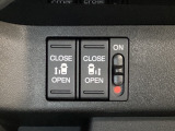 リアドアは乗り降りに便利な両側電動スライドドアです。また運転席に座っていながらスイッチ操作で自在にスライドドアを開け閉めできます。