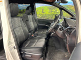 運転席まわりには十分なスペースがあり、大柄な方でもゆったり運転していただける環境です。