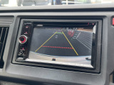 【バックカメラ】運転が苦手な方も車庫入れラクラク。ギアをリバースに入れれば自動的に切り換わりますので、面倒な操作は不要です。狭い駐車場も大切なお車を傷つけず安心です。