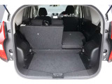 お荷物の量や乗車人数に合わせて使えるリヤシートは、ご覧のとおり倒すことで、広々したラゲッジルームで便利です。
