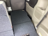 リアシートは簡単に倒すことができるので、ラゲッジルームも広がります。