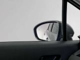 【ブラインドスポットモニター】巻き込み事故防止や、車線変更時の事故も予防します。