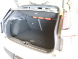 荷室は318Lの容量があり、V40と比べてほぼ同等です ハッチと連動して開閉するトノカバーにより、ラゲッジのプライバシーが保たれています