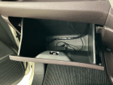 【グローブボックス】収納スペースが沢山あるので車内が散らからずに助かります。ちょっとした物を入れるのにいいですね♪