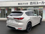 【ブラインド・スポット・モニタリング】隣車線を後方もしくは側方から接近する車両を検知してドアミラーに表示。その状態でのウインカー操作の際には警報音で危険をお知らせ。駐車場からバックで出庫の際にも活躍