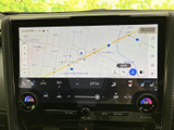 高精細な地図表示で、スムーズなナビゲーションを実現。渋滞情報もリアルタイムで確認でき、最適なルートを提案。初めての場所でも安心です。