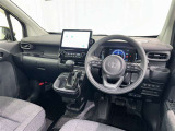 運転席まわりです。 各操作スイッチは使いやすい位置に配置されてます。