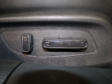 パワーシート装備車です。電動でシートが動きます、高級感がありとても便利な機能です!