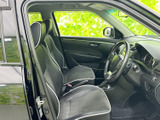 運転席からの視界は広く、運転操作もスムーズに行えます。シートの座り心地も良く、長距離ドライブも快適です。