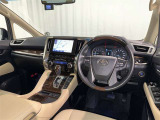 運転席まわりです。 各操作スイッチは使いやすい位置に配置されてます。