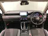 車内は光触媒抗菌消臭施工済です。スタイリッシュなデザインでスポーティなインパネ周りを演出します。グローブボックスやカップホルダーのほかにトレーなどたくさんの収納スペースが付いています。