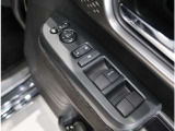 ドア内側、手の届きやすい位置にドアガラスの開閉スイッチ(パワーウインドウ)があります。運転席にはいたずら防止のためのロック付!【AUTO】の書いてあるスイッチはワンタッチで全開全閉ができますよ!