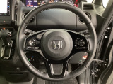 ハンドルにHondaセンシング系のクルーズコントロールやレーンキープアシストなどのスイッチと、オーディオの操作スイッチが装備されています。ハンドルから手を離さず安全に操作できます。