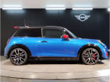 ☆MINIの車の始まりは大人四人がギリギリ乗れるコンパクトな車です!!今となっては3ナンバーですが、もともとは5ナンバーの車でした!!