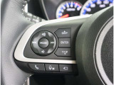 ハンドルの左側のスイッチは携帯電話のBluetoothとペアリング設定をしておけばハンズフリー通話ができるスイッチ&オーディオの切り替え・選局・音量調整の操作ができます。