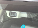 【アイサイトVer3】前方の車両等を検知し、衝突しそうな時は警報で注意を促し、ブレーキを踏む力をサポート。ブレーキを踏めなかった場合は衝突被害軽減ブレーキが作動、衝突回避をサポートします。