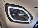 【LEDヘッドライト】先進のLEDテクノロジーを採用。放射される白色光の周波特性は太陽光に近く、バイキセノン・ヘッドライトを上回るコントラストで更に明るく輝きます!