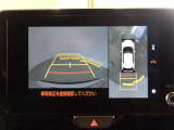 パノラミックビューモニター付きです。車両を上から見たような映像をディスプレイオーディオ画面に表示。運転席からの目視だけでは見にくい、車両周辺の状況をリアルタイムでしっかり確認できます。